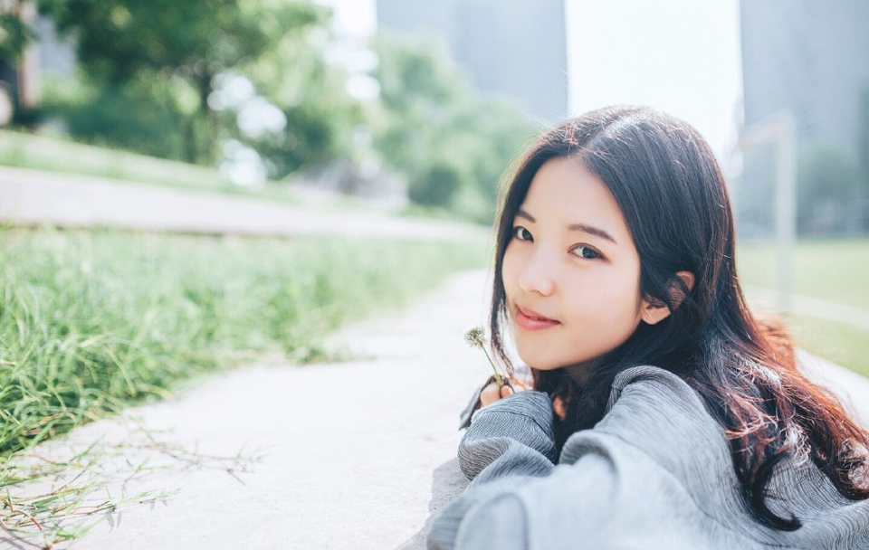 “主公，大势已去，开城投降吧。”黄权叹了口气，目光有些复杂的看向刘璋，臣心已失，不只是城外那些来自阆中大营的将士，就算是在这城中，上至世家官员，下到将士百姓，甚至包括一直以来被刘璋所偏袒的吴懿这些人，又有几人会在这种情况下愿意跟刘璋共进退？